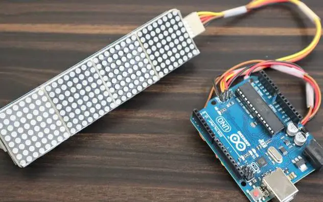 Pantalla LED de matriz de puntos MAX7219 de 8 × 32 con Arduino