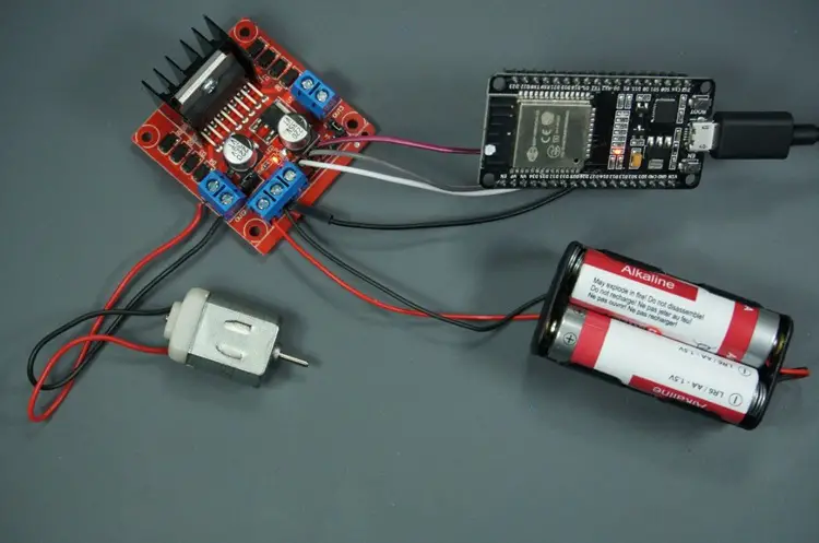 ESP32 con motor CC y controlador de motor L298N: control de velocidad y dirección ESP32 con motor CC y controlador de motor L298N: control de velocidad y dirección