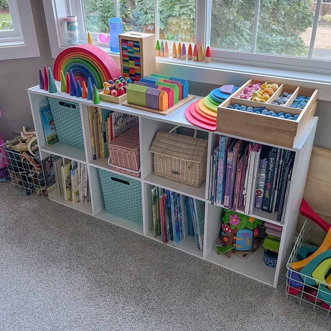 Las mejores ideas para guardar juguetes: niño ocupado