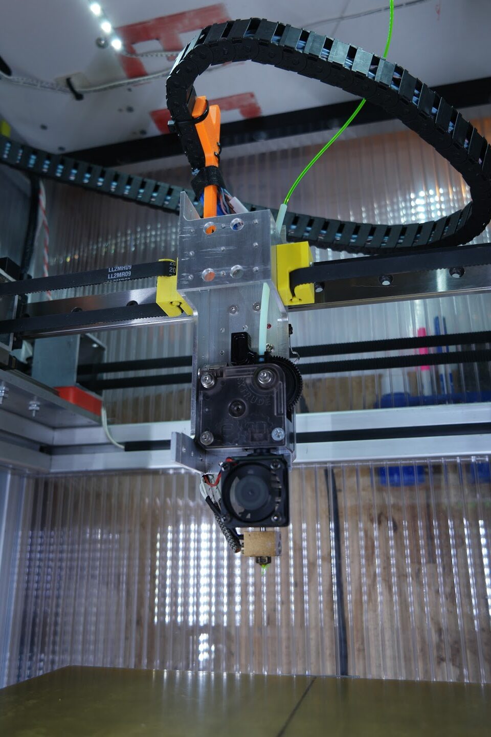 CoreXY con placa de construcción fija y gabinete |