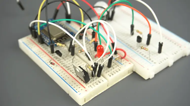 AHORRO DE ENERGÍA EXTREMO (0 µA) activando externamente el microcontrolador: Circuito de autoretención AHORRO DE ENERGÍA EXTREMO (0 µA) activando externamente el microcontrolador: Circuito de autoretención