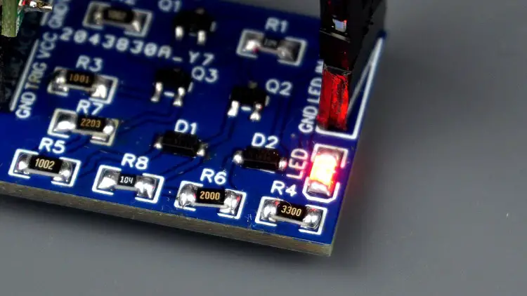 AHORRO DE ENERGÍA EXTREMO (0 µA) activando externamente el microcontrolador: Circuito de autoretención AHORRO DE ENERGÍA EXTREMO (0 µA) activando externamente el microcontrolador: Circuito de autoretención