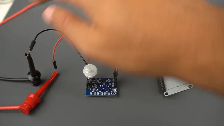 AHORRO DE ENERGÍA EXTREMO (0 µA) activando externamente el microcontrolador: Circuito de autoretención AHORRO DE ENERGÍA EXTREMO (0 µA) activando externamente el microcontrolador: Circuito de autoretención