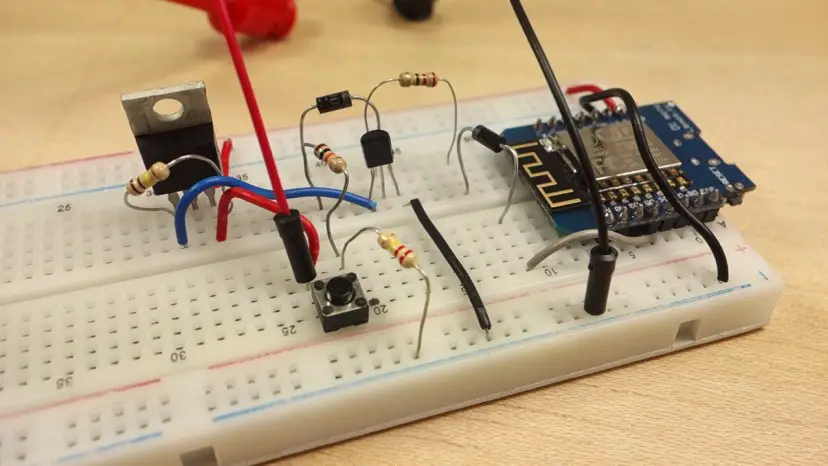 Circuito de interruptor de encendido con enclavamiento (circuito de apagado automático) para ESP32, ESP8266, Arduino